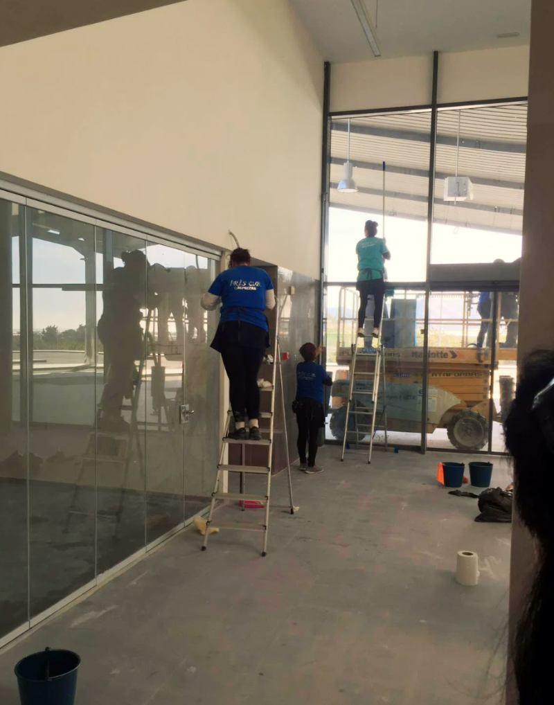 foto-limpieza-de-cristales-para-limpiezas-iris-en-motril-granada Foto Limpieza de Cristales para Limpiezas Iris en Motril (Granada)