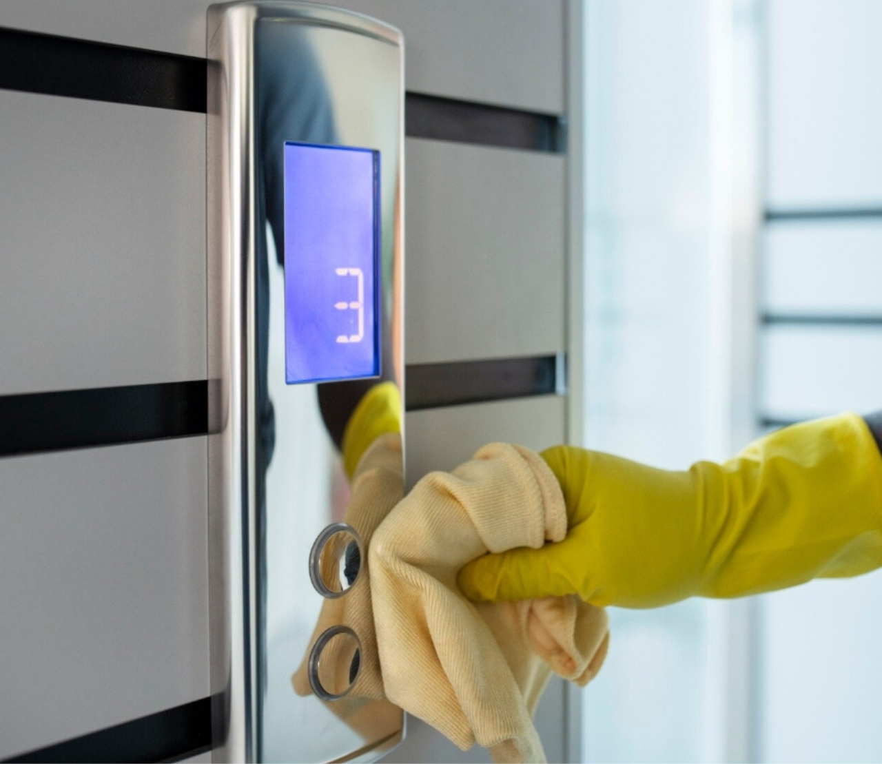 Mano Limpiando Botones para Limpiezas Iris en Motril (Granada)